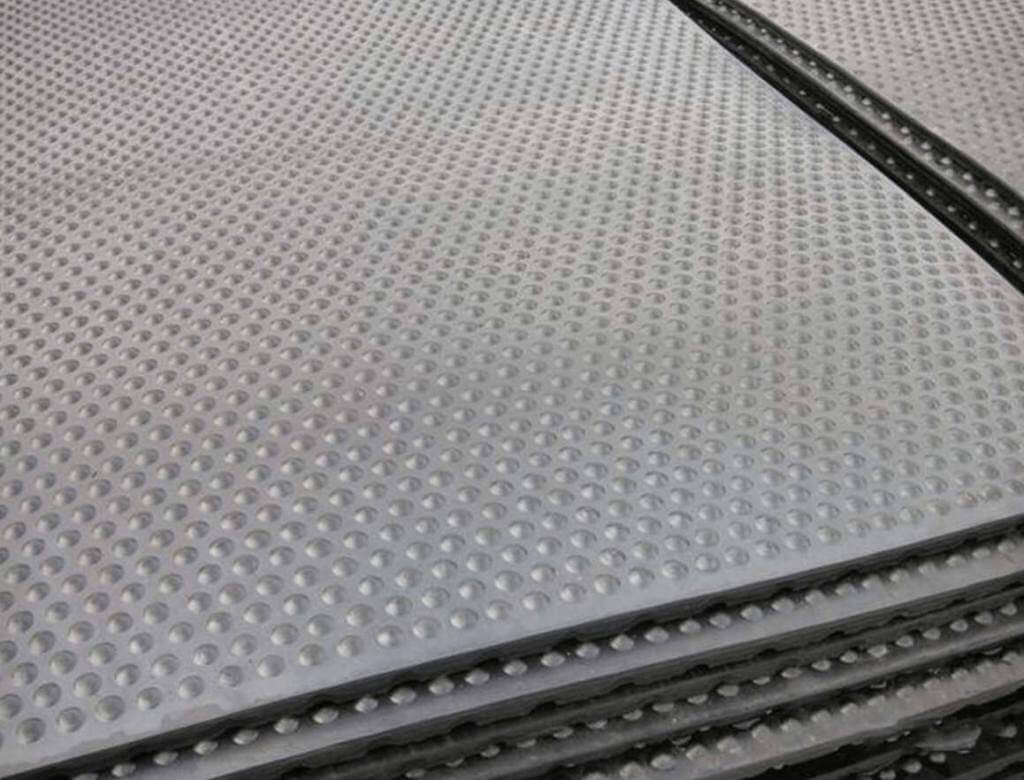 Black rubber mat for livestock building